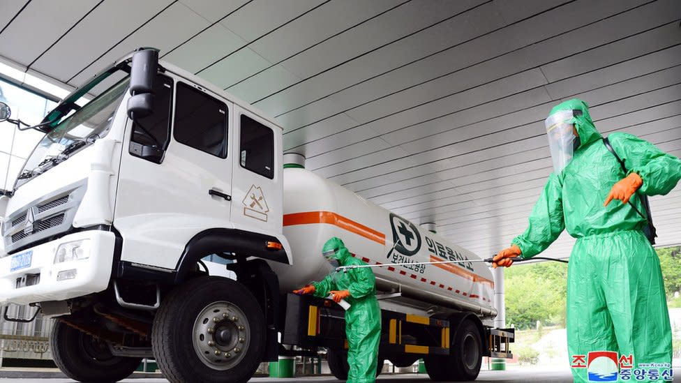 Una foto publicada por la Agencia Central de Noticias de Corea del Norte (KCNA) el 19 de mayo de 2022 muestra al personal desinfectando las instalaciones de una fábrica de oxígeno médico para frenar la actual crisis de salud de la enfermedad por coronavirus en Pyongyang, Corea del Norte.