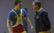 Männer, die sich auf dem Boden wälzend bekämpfen? Das fünffach oscarnominierte Drama "Foxcatcher" ist viel mehr als ein Sportfilm über um ein olympisches Ringerteam. Intensiv und beklemmend beschäftigt sich das tiefgehende Werk mit Abhängigkeiten, Homophobie und Patriotismus in einer Männerwelt. Der Film beruht auf einer wahren Begebenheit. (Bild: Koch Media / Scott Garfield / Fair Hill, LLC)