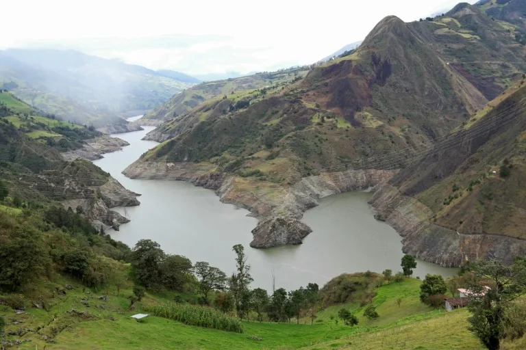 Vista de la sequía en la central hidroeléctrica de Mazar en Las Palmas, Ecuador, el 18 de abril de 2024 (Edwin Tapia)