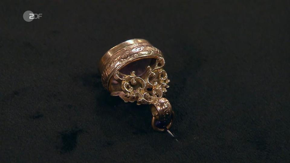 Der Fob-Anhänger mit Amethyst stammte vermutlich aus den 1890er-Jahren und hatte einen Wert von 300 Euro. (Bild: ZDF)