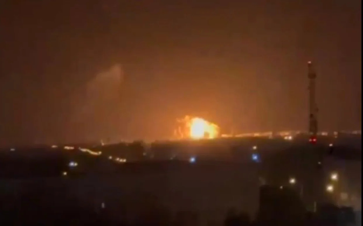 Ngọn lửa bốc lên từ một trong những nhà máy lọc dầu của Nga