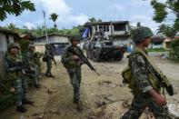 Scores flee Islamist gunmen in war-torn Philippine city