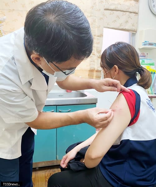 新營醫院建議打疫苗前可先服用中藥液減輕身體不適症狀，施打部位紅腫疼痛可輔以針灸治療。（記者李嘉祥攝）