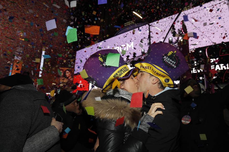 Sandra Desjardins besa a Jean-Charles Goulet, ambos de Montreal, Canadá, durante la cleebración del año nuevo 2020, en Times Square, Nueva York, el 1 de enero de 2020. (AP Foto/Adam Hunger)