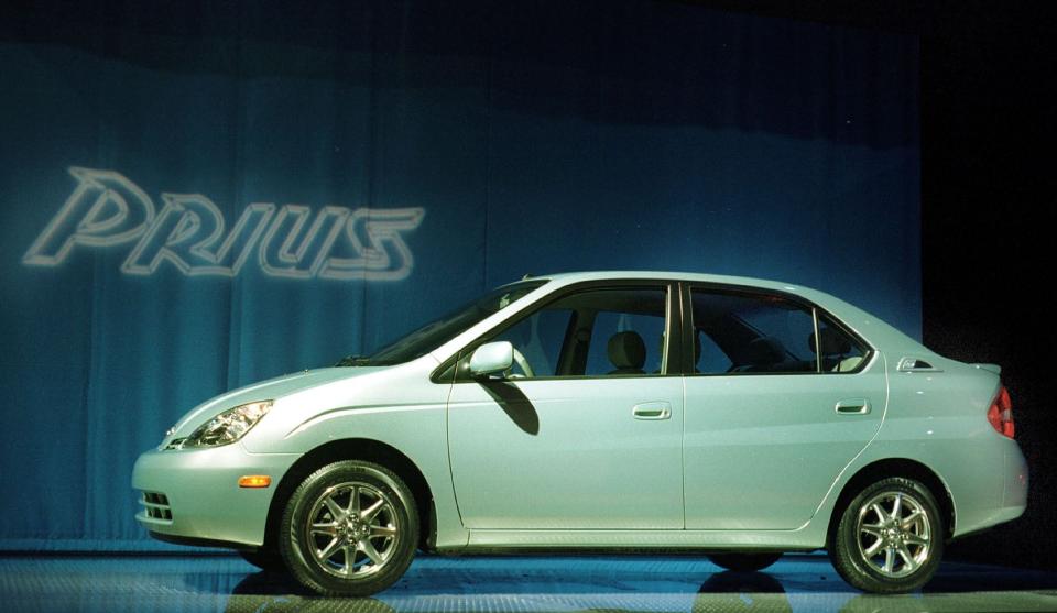 代號XW10的初代Toyota Prius，圖為前期型子代號為NHW10，而後又有後期型NHW11。（Photo credit should read DANIEL LIPPITT/AFP via Getty Images）