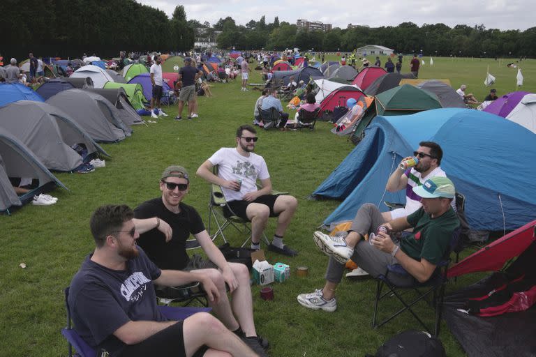 Los fanáticos del tenis acampando a la espera de poder ingresar en Wimbledon 