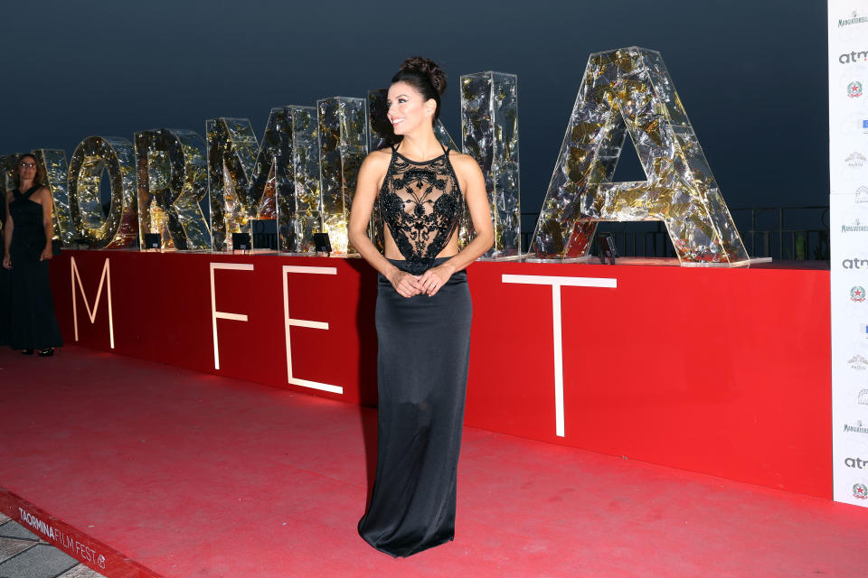 <p>El diseño lleva la firma de Alberta Ferretti, casa en la que suele confiar habitualmente desde hace años la protagonista de ‘Mujeres desesperadas’ (2004-2012). (Foto: Danielle Venturelli / Getty Images).</p> 