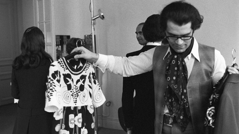 Karl Lagerfeld showing his Fall-Winter 1969 collection for Chloé. - Fairchild Archive/Penske Media/Getty Images