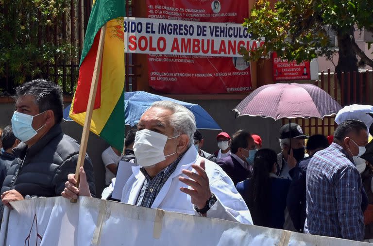 Trabajadores de la salud protestan contra el presidente boliviano Luis Arce y una nueva ley en debate en el parlamento que alegan permitiría al gobierno investigar los bienes de cualquier ciudadano sin orden judicial, en La Paz, el 12 de noviembre de 2021.