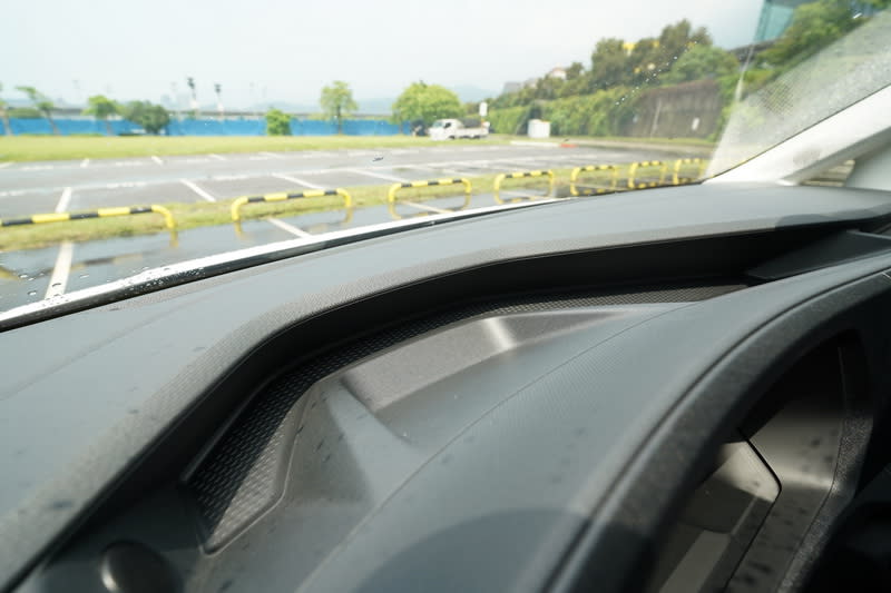 駕駛控台前方的置物凹槽替空間不大的駕駛艙帶來便利的置物機能