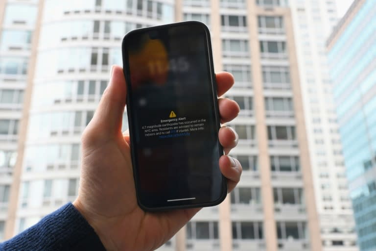 Un message d'alerte sur un téléphone avertissant d'un tremblement de terre à New York, aux Etats-Unis, le 5 avril 2024 (ANGELA WEISS)