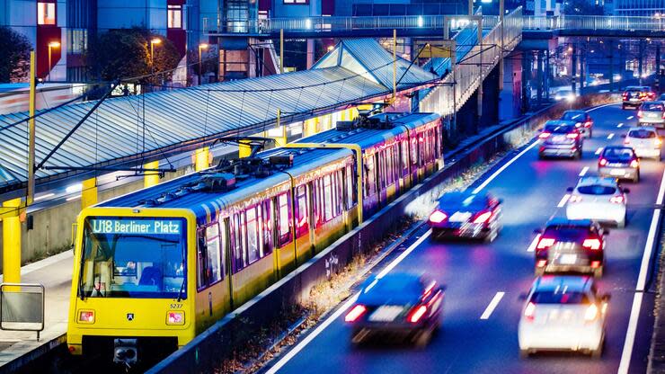 Die Ruhrmetropole hat mit Förderung vom Bund mehr Busse und Bahnen auf stark genutzten Strecken eingesetzt und zudem 13 Kilometer Fahrradstraßen gebaut. Foto: dpa