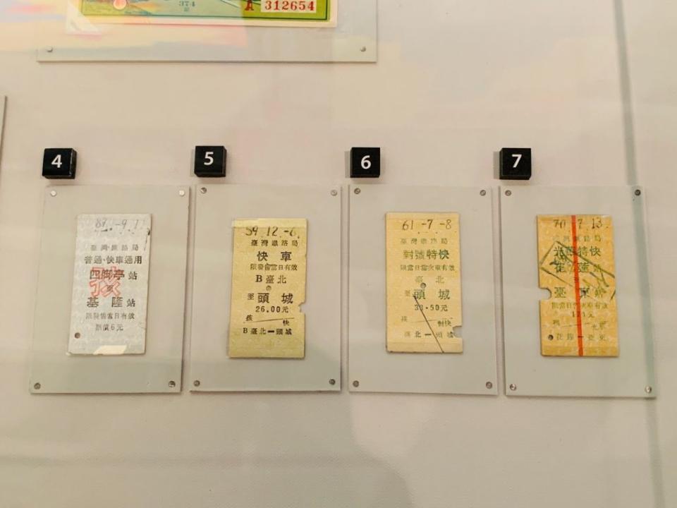 台史博推出「快慢之間：台灣鐵道旅行特展」，透過旅人視角，介紹及回顧百年來歷久不衰的鐵道旅行變遷。圖為觀光號上的菜單和餐具。（記者林雪娟攝）