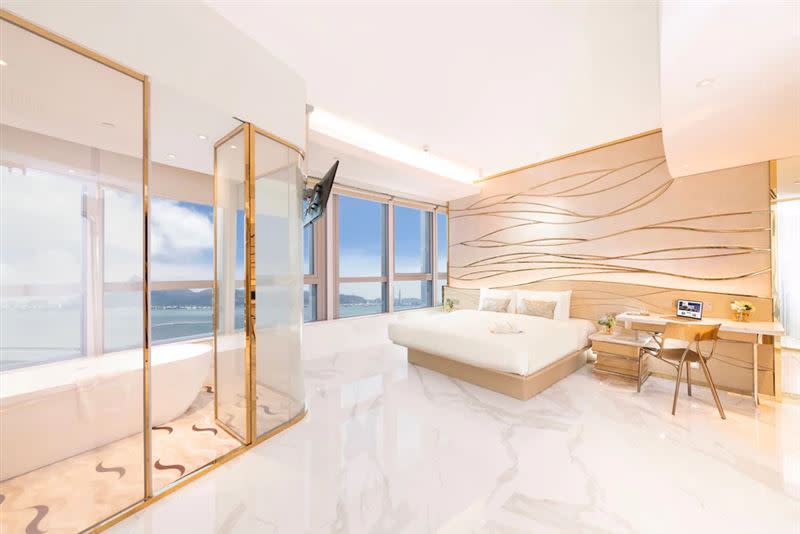 「麗豪航天城酒店」房間設計更採米白色系配金屬邊框，簡單不失輕奢感。（圖／業者提供）