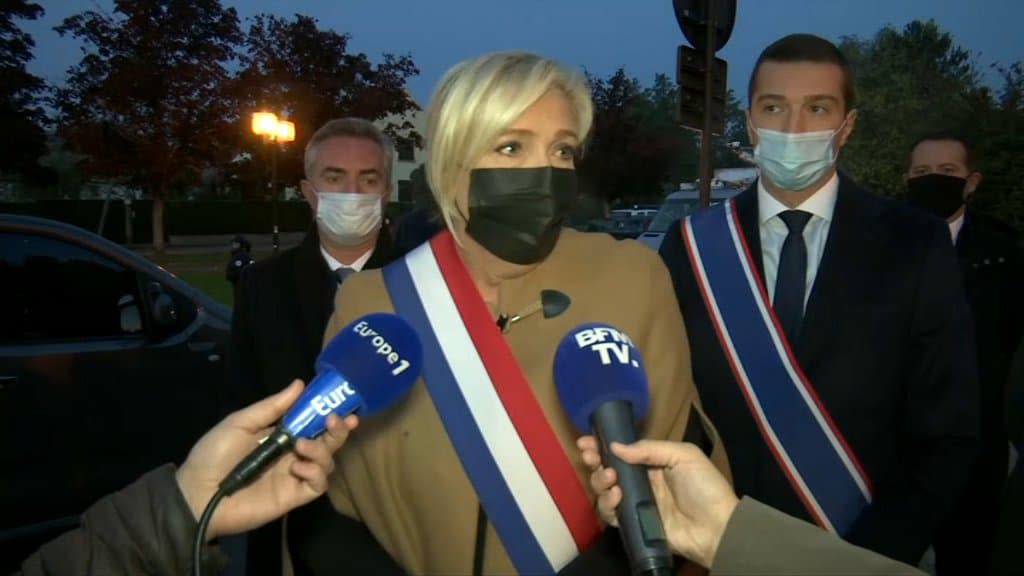 Marine Le Pen à Conflans-Sainte-Honorine ce lundi 19 octobre. - BFMTV