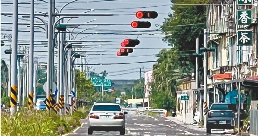 去年拓寬完工的台南市道172線，其中靠近台1線有一條僅210公尺的路段， 連續裝設6支紅綠燈。（圖／報系資料照）