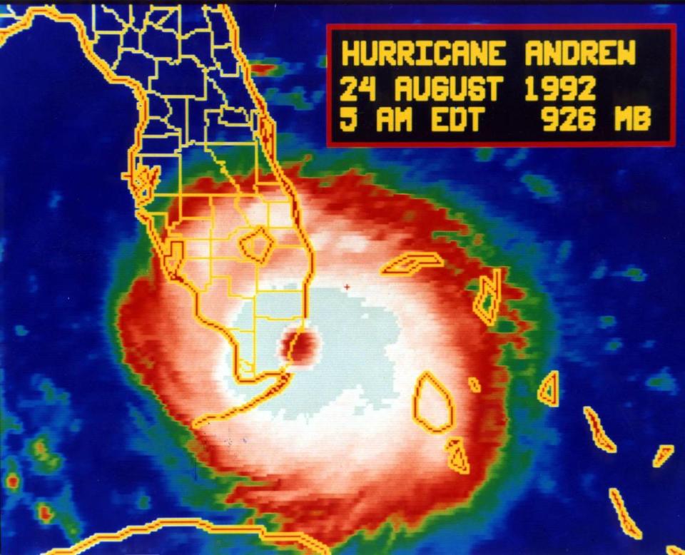 Foto de satélite de la NOAA que muestra al huracán Andrew tocando tierra cerca de la Base Aérea de Homestead en la Florida a las 5 a.m. EDT, el 24 de agosto de 1992, con vientos sostenidos de 145 mph y ráfagas de 175 mph.