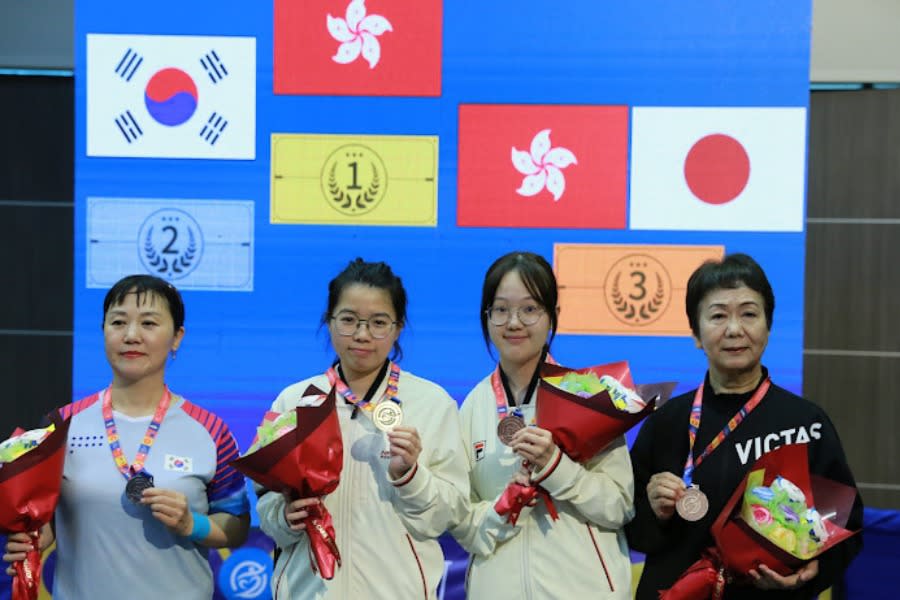 焦瑾珊（左二）與王愉程（右二）於女子WS7級單打分奪金、銅牌。（圖：香港傷殘人士體育協會）