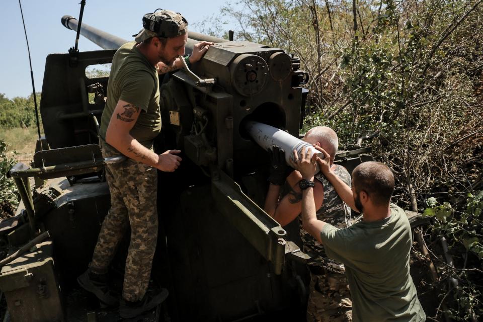 Ukrainian servicemen of the 24th Mechanized Brigade prepare to fire a 2s5 'Hyacinth-s' 152 mm self-propelled howitzer towards Russian positions (24th Mechanized Brigade of Ukrai)