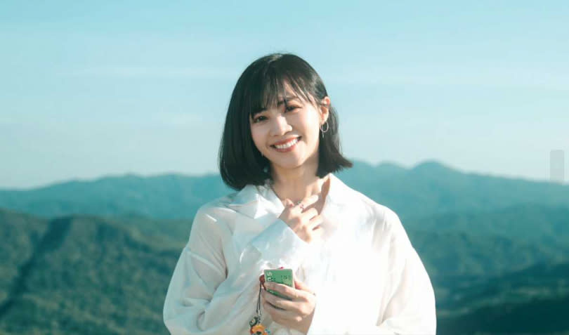 安娜・李拍MV時帶著當年在日本發展時的火車月票和手機，還原往日奮鬥實況。（圖／A-One Music提供）