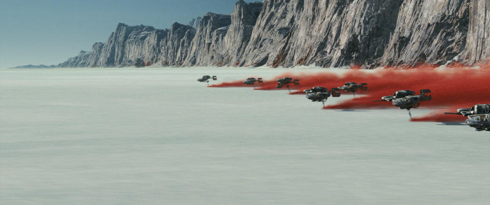 <p>El planeta Crait, del universo de ‘Star Wars’, fue recreado con base en el Salar de Uyuni, Bolivia. Ambos son inmensos páramos salinos, aunque en Crait los efectos especiales dieron a la naturaleza de las locaciones del Salar de Uyuni una singular variante de color rojo sangre. (Lucasfilm) </p>