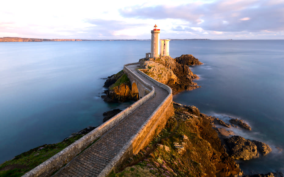 <p>Located near the plateau of <em>les Fillettes</em>, or the girls, sailors would remember this lighthouse by using the mnemonic phrase, the Minou blushes when he covers <em>les Fillettes</em>.</p>