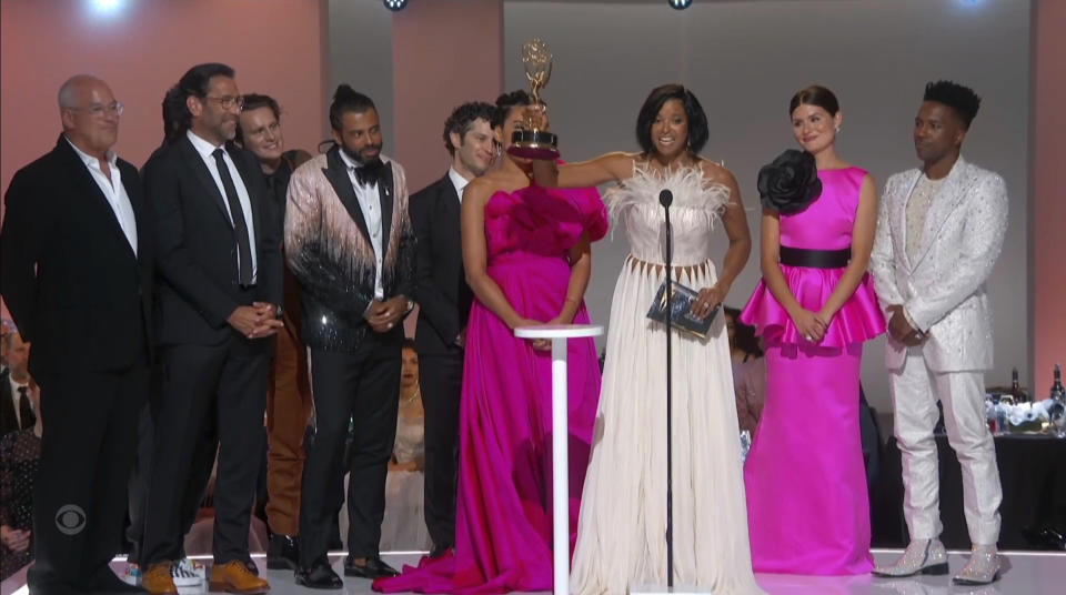 En esta imagen de video emitida por la Academia de la Televisión, el equipo de "Hamilton" recibe el premio Emmy al mejor especial de variedades el domingo 19 de septiembre de 2021. (Television Academy via AP)