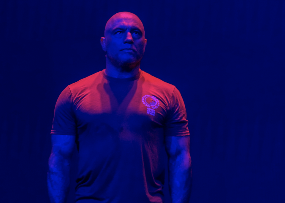 L'hôte de Spotify et l'annonceur de l'UFC Joe Rogan présents devant une salle comble lors de la pesée cérémonielle de l'UFC 264 à la T-Mobile Arena le 9 juillet 2021 à Las Vegas, NV, États-Unis.  (Photo de Louis Grasse/PxImages/Icon Sportswire via Getty Images)