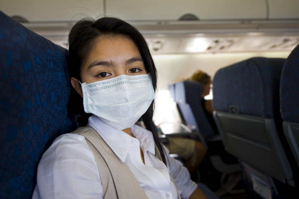 La alarma por la epidemia del coronavirus ha provocado que cada vez sea más habitual ver a pasajeros de aviones utilizando mascaras. Foto: getty Images. 