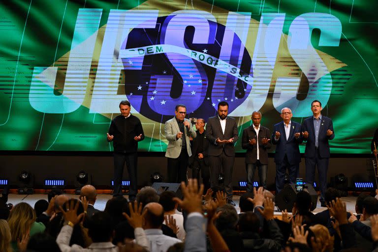 El presidente brasileño y candidato a la reelección, Jair Bolsonaro, reza mientras el pastor Silas Malafaia habla durante una ceremonia para celebrar el cumpleaños de Malafaia en la iglesia evangélica Asamblea de Dios en Río de Janeiro