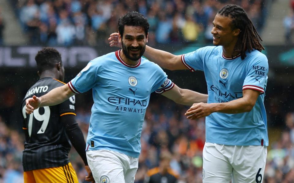 Ilkay Gundogan del Manchester City celebra marcar su segundo gol con Nathan Ake - Reuters/Lee Smith