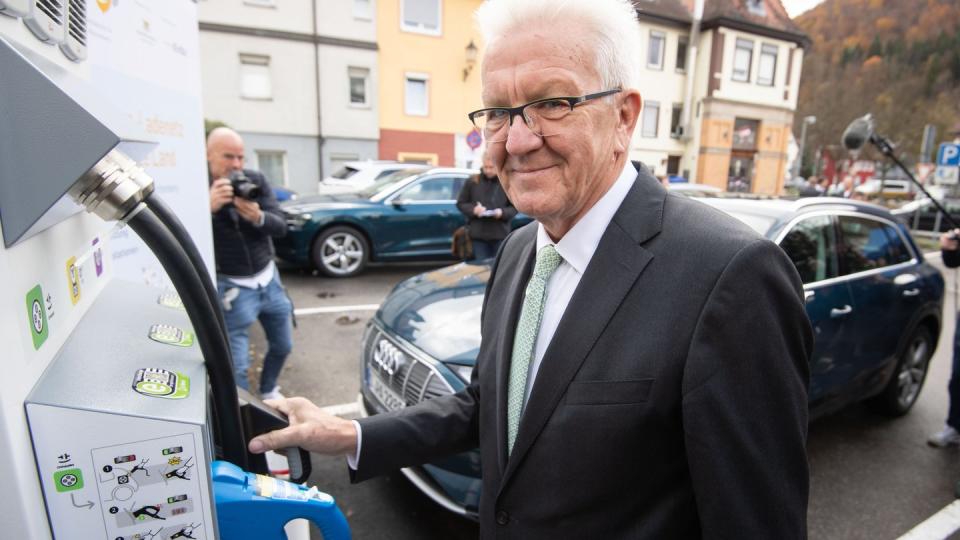 Winfried Kretschmann (Bündnis 90/Die Grünen)  während eines Pressetermins zum Abschluss des Projekts «SAFE» zum Aufbau von Elektroauto-Ladesäule.