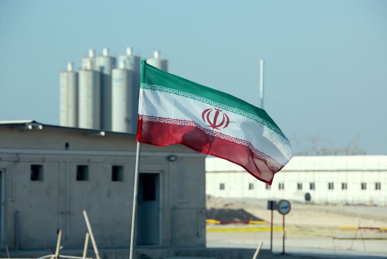 La bandera iraní flamea frente a la planta nuclear de Bushehr