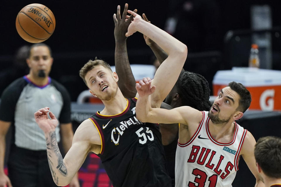 Chicago Bulls' Tomas Satoransky (31) and Cleveland Cavaliers Isaiah Hartenstein (55) watch the ball get away on a rebound during the second half of an NBA basketball game Wednesday, April 21, 2021, in Cleveland. (AP Photo/Tony Dejak)