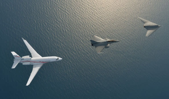 國際航空攝影大師德永克彥（Katsuhiko Tokunaga）2014.3.20為法國達梭公司首架戰鬥無人機（UCAV）nEUROn （右）空拍照片，法國當時最先進的疾風（Rafale）戰鬥機（中）與達梭公司Falcon 7X商務飛機編隊飛行。Photo: Dassault Aviation by Katsuhiko Tokunaga