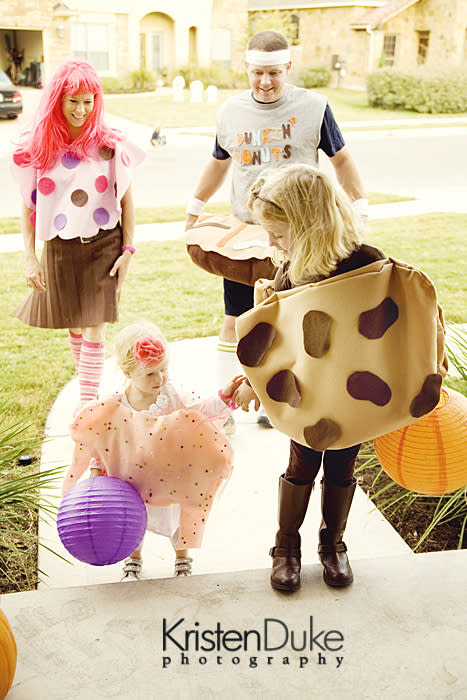 family halloween costume ideas sweet treats (Kristen Duke Photography)