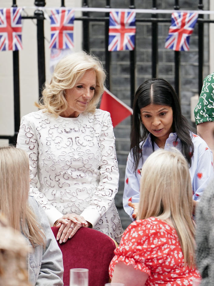 Başbakan Rishi Sunak'ın eşi Akshata Murthy (sağda) ABD'li First Lady Dr Jill Biden (solda) ile Londra, Downing Caddesi'nde taç giyme töreninden önce gönüllüler, Birleşik Krallık'taki Ukraynalı mülteciler ve gençlik grupları için büyük bir öğle yemeğine ev sahipliği yapıyor.