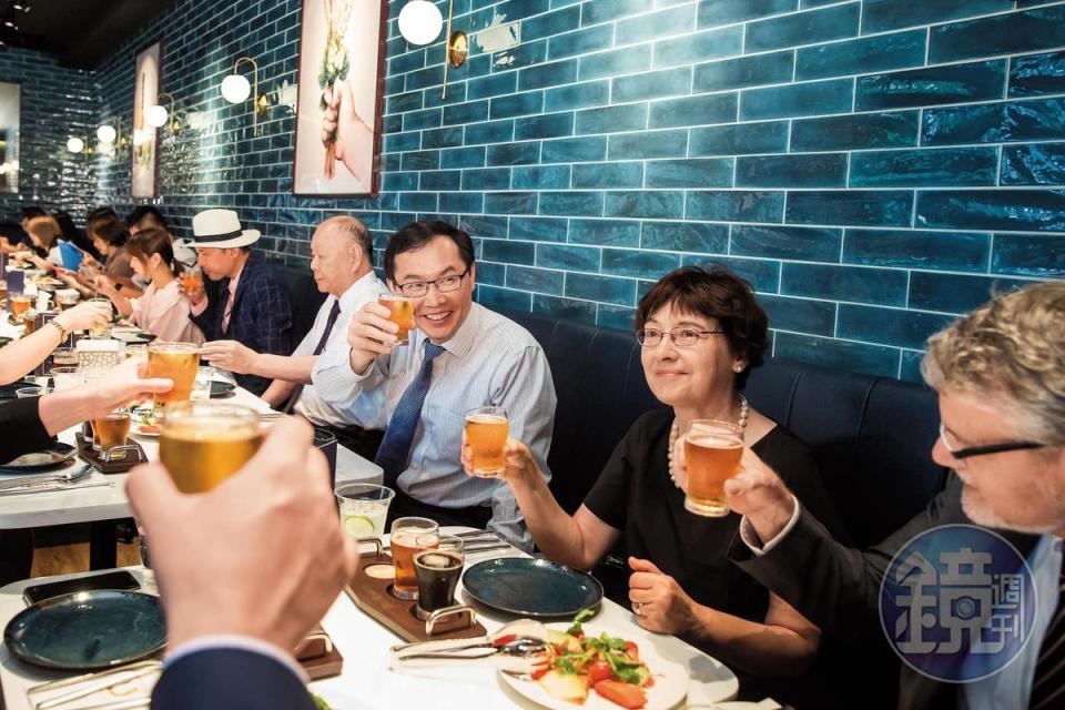 柏克金啤酒餐廳開幕記者會，李玉鼎（右3）邀請德國在台協會處長一家人共襄盛舉。