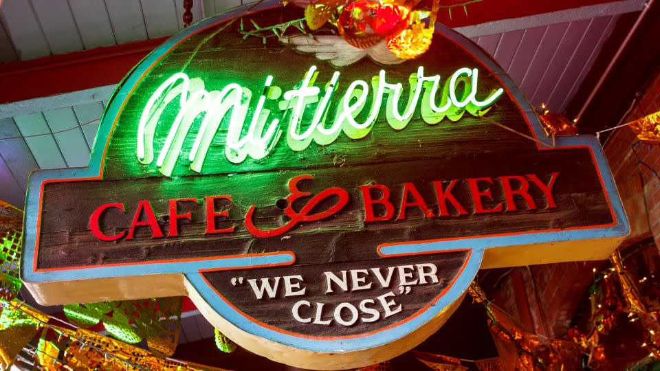 Despite the signage, Mi Tierra is no longer open 24 hours in San Antonio, Texas. - Michael Silver Geo/Alamy Stock Photo/File