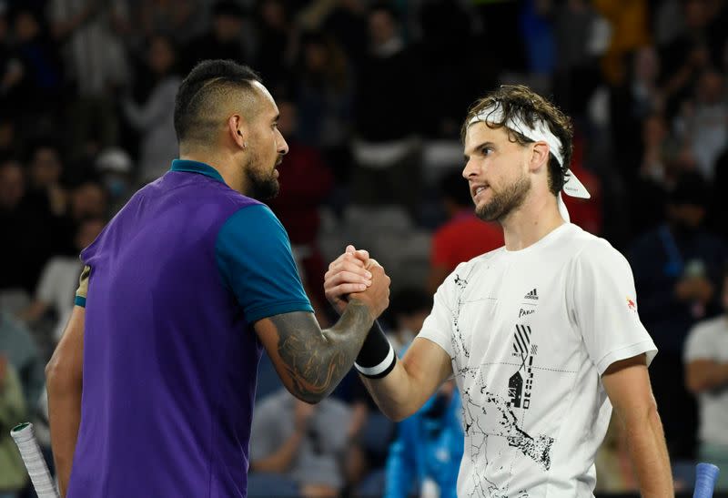 El austriaco Dominic Thiem con el australiano Nick Kyrgios (izquierda) tras ganar su partido de tercera ronda.