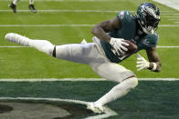 Philadelphia Eagles wide receiver A.J. Brown (11) catches a touchdown pass against the Kansas City Chiefs during the first half of the NFL Super Bowl 57 football game between the Kansas City Chiefs and the Philadelphia Eagles, Sunday, Feb. 12, 2023, in Glendale, Ariz. (AP Photo/Seth Wenig)