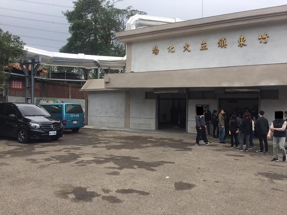 新竹殯葬業者將新冠肺炎確診者遺體丟包火化場外，遭縣府重罰。