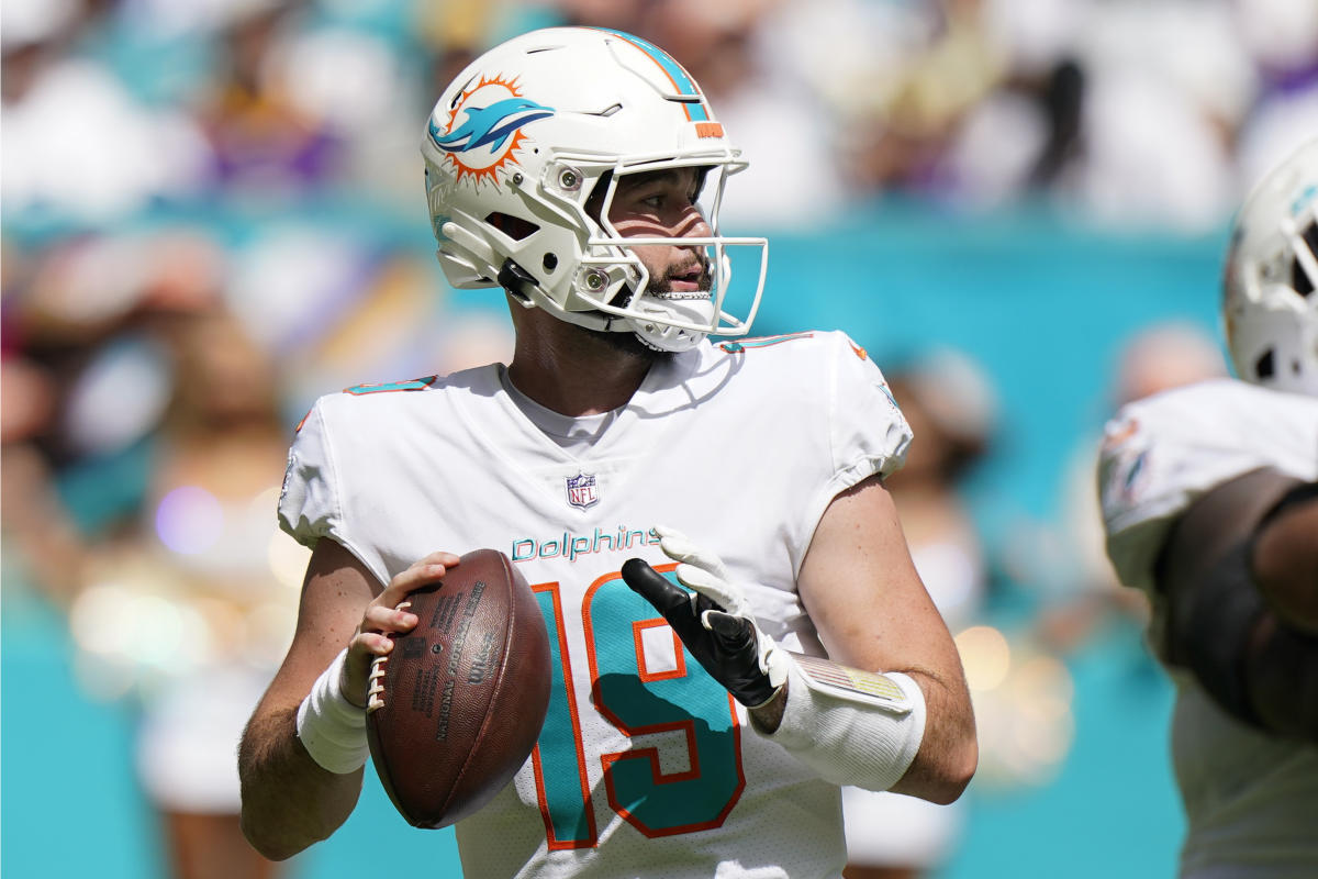 Tua Tagovailoa update: Skylar Thompson replaces Dolphins starting QB in  second half vs. Texans - DraftKings Network