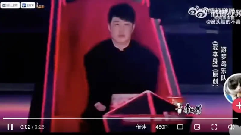 ▲潘瑋柏正背對舞台聆聽參賽者表演，且雙手放在腿上，但下一秒椅子卻自動轉身，他的表情也顯得有些不知所措。（圖／翻攝自微博）