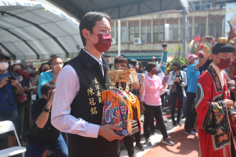 旗津天后宮主委陳冠銘奉媽祖入火安座。   圖：旗津天后宮提供