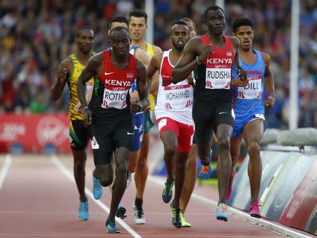 David Rudisha of Kenya (2nd R) leads the pack around the track on his way to winning his men's 800 metres semi-final at the 2014 Commonwealth Games in Glasgow, Scotland, July 30, 2014. REUTERS/Phil Noble