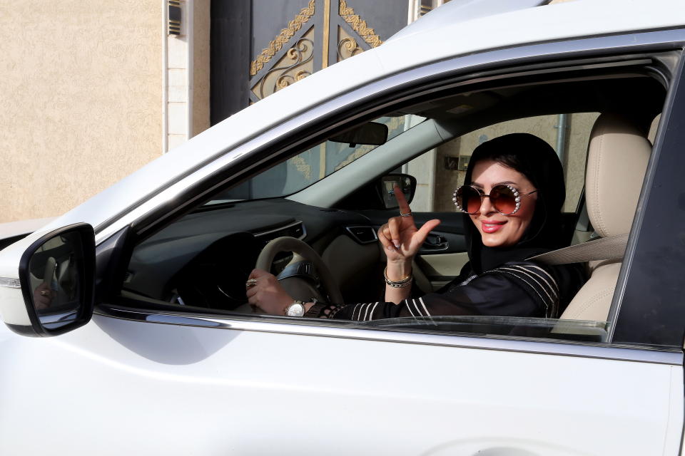 Huda al-Badri, de 30 años, posa en su vehículo después de que Arabia Saudí eliminara la prohibición de conducir para las mujeres. EFE/EPA/AHMED YOSRI