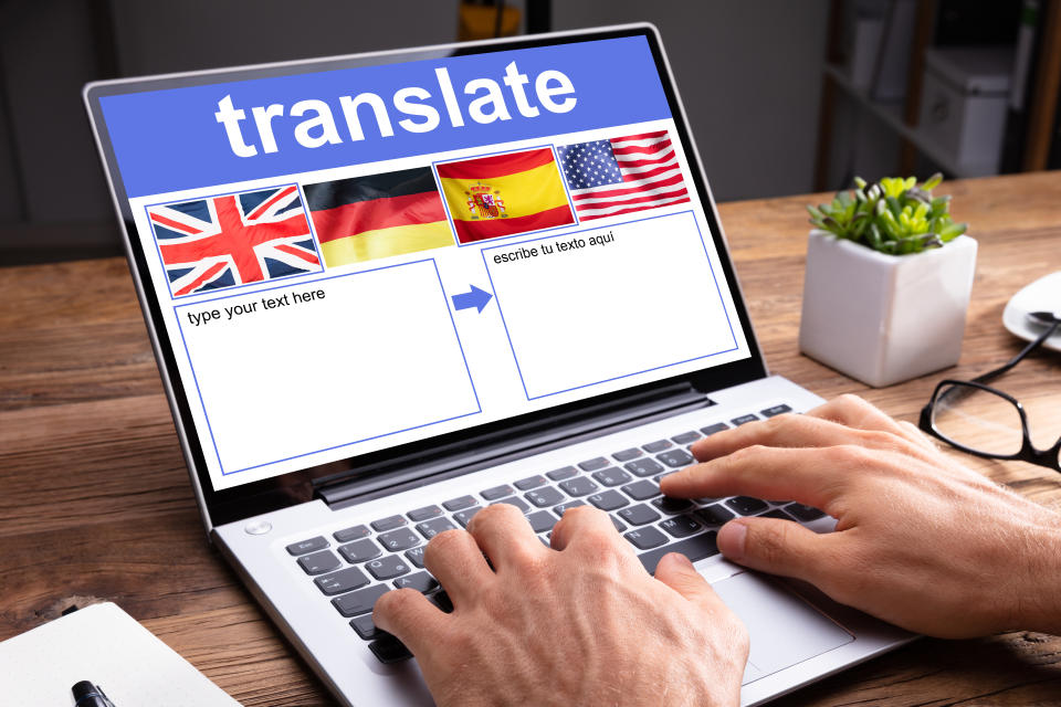 Si te manejas en uno o varios idiomas extranjeros, una opción es trabajar desde casa como traductor de contenidos y documentos. Puedes darte de alta en páginas como <a href="https://es.onehourtranslation.com/translation/translator-join-us" rel="nofollow noopener" target="_blank" data-ylk="slk:One Hour Translation;elm:context_link;itc:0;sec:content-canvas" class="link ">One Hour Translation</a> o <a href="https://gengo.com/es/translators/" rel="nofollow noopener" target="_blank" data-ylk="slk:Gengo;elm:context_link;itc:0;sec:content-canvas" class="link ">Gengo</a>, que te harán una prueba inicial antes de ponerte en contacto con distintos clientes. (Foto: Getty Images).