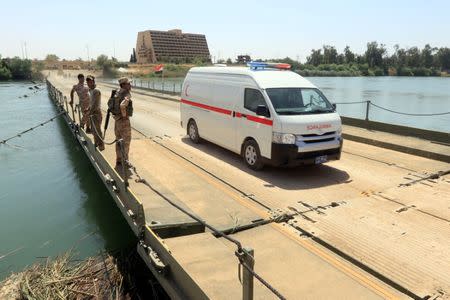 A new floating bridge installed by Iraqi military engineers that reconnects two halves of Mosul is seen in the Hawi al-Kaneesa area, south of Mosul, Iraq May 24, 2017. REUTERS/Alaa Al-Marjani