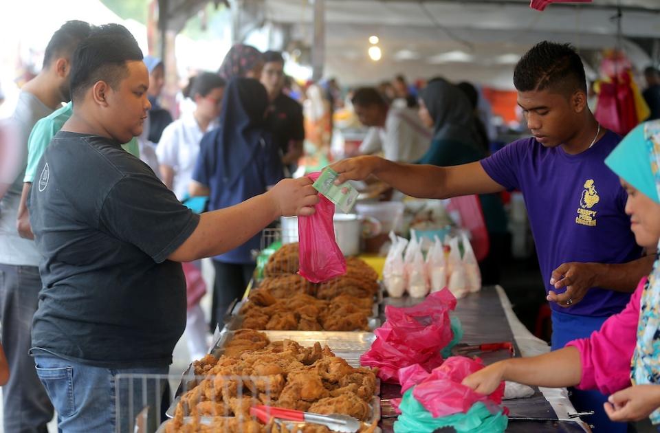 Local authorities in Penang are waiting for the National Security Council’s (NSC) advice before issuing licences for Ramadan bazaars in the state. — Picture by Farhan Najib